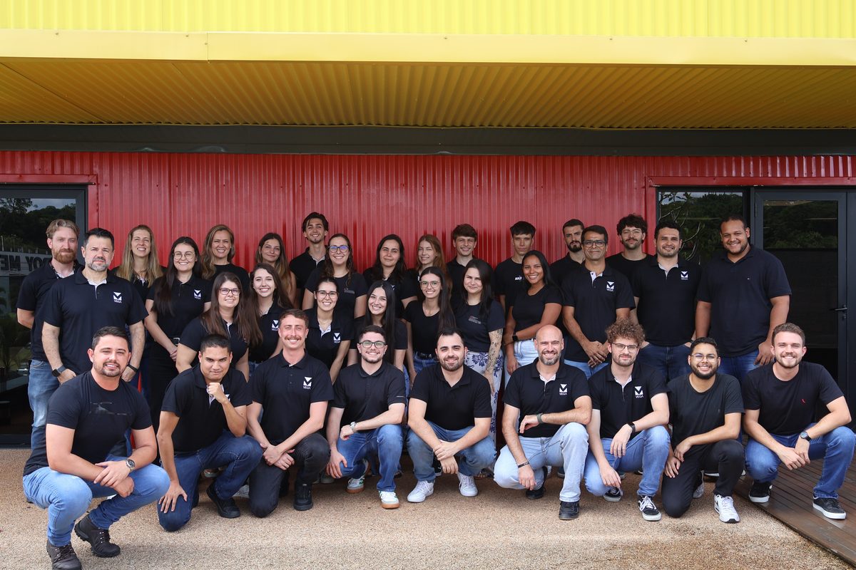 Equipe Vega Engenharia reunida no escritório