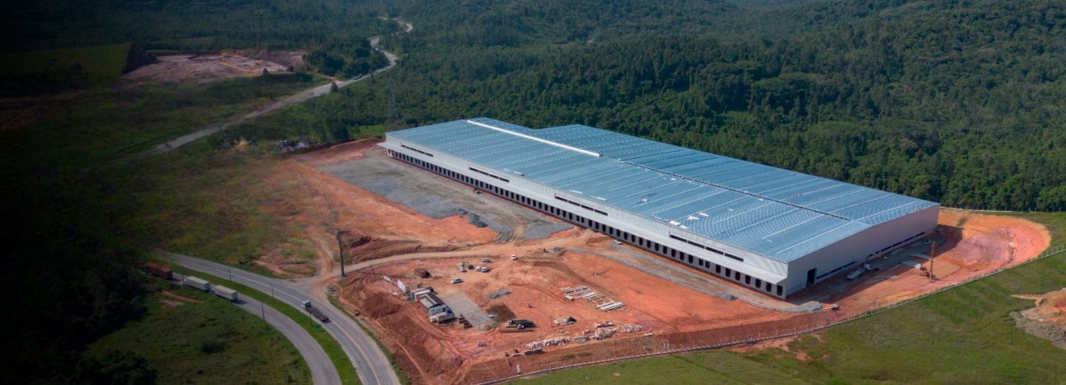 Vista aérea de galpão industrial e logístico