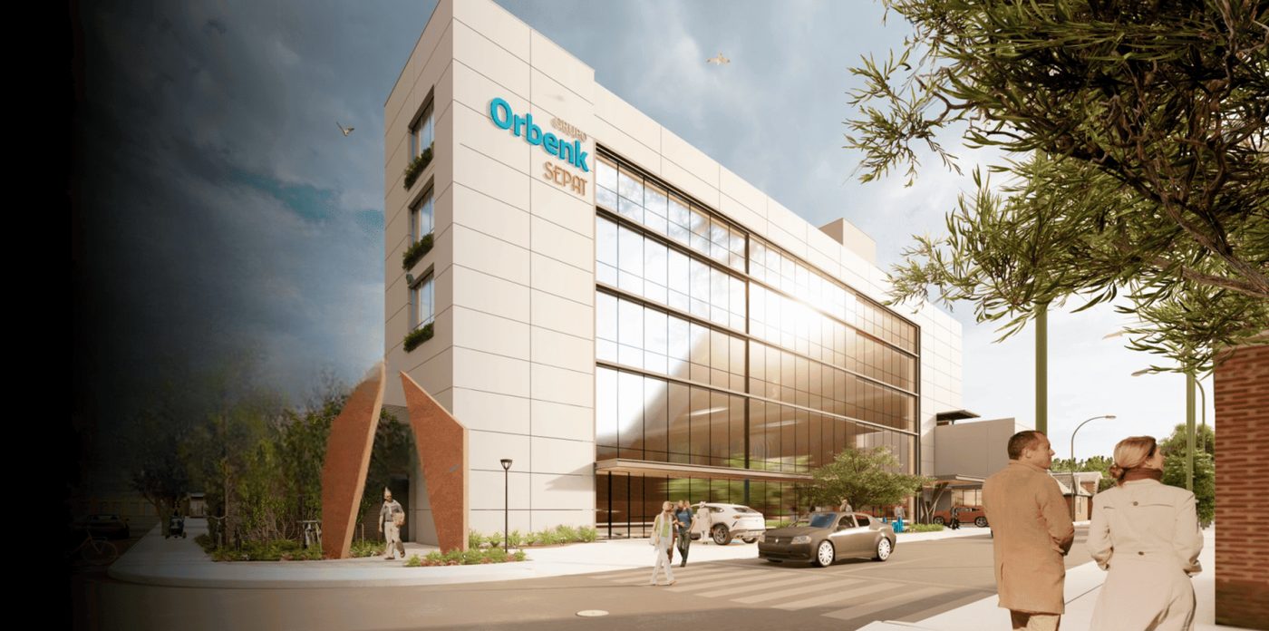 Edifício corporativo Grupo Orbenk ao entardecer